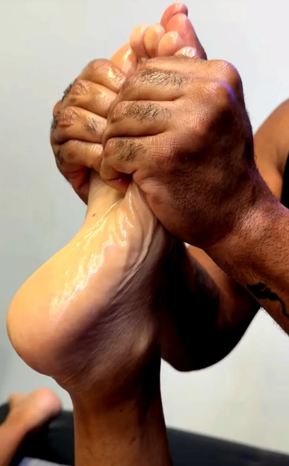 Massagem nos pés com óleo